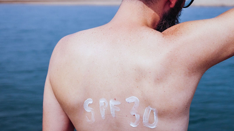 SPF30の日焼け止めを塗る男性