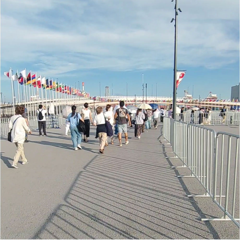 夢洲駅から東ゲートに向かう人