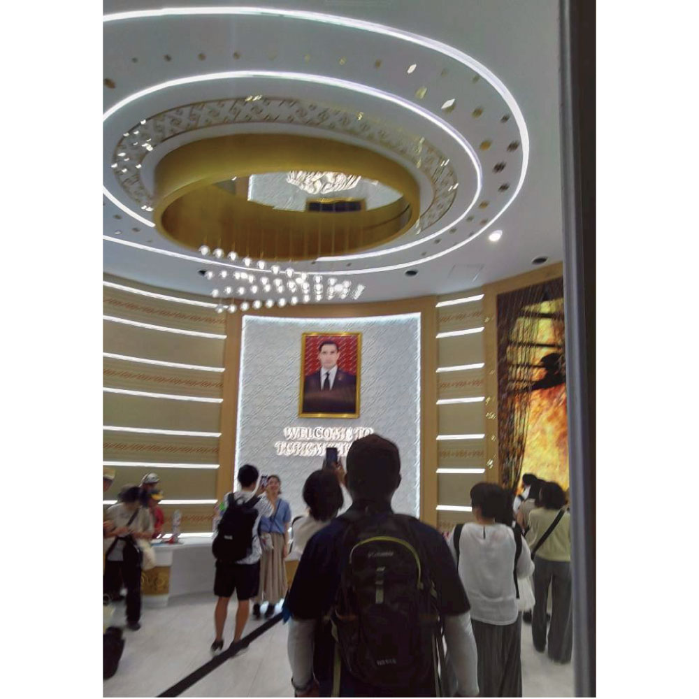 万博-トルクメニスタンパビリオン-国王の写真